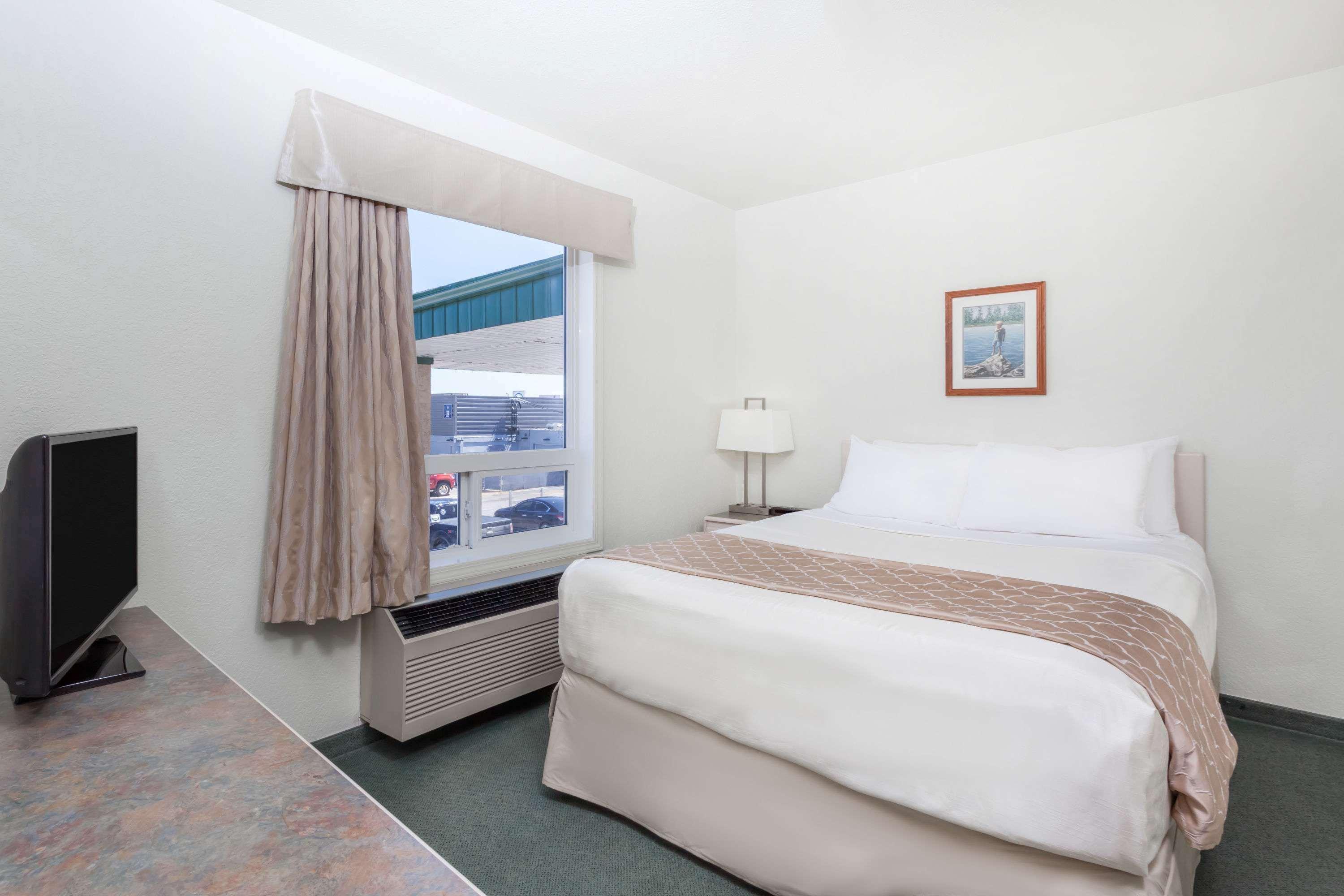 Super 8 By Wyndham Dauphin Hotel Eksteriør billede