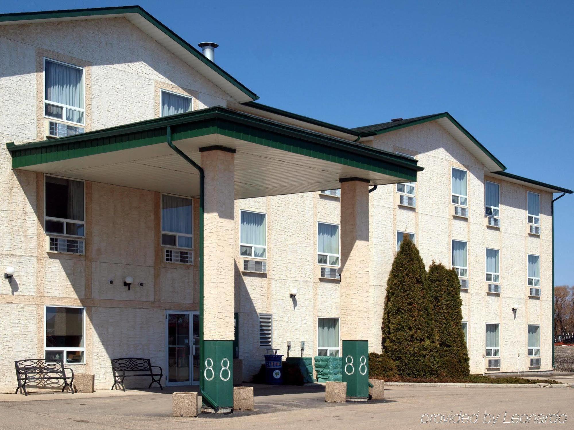Super 8 By Wyndham Dauphin Hotel Eksteriør billede
