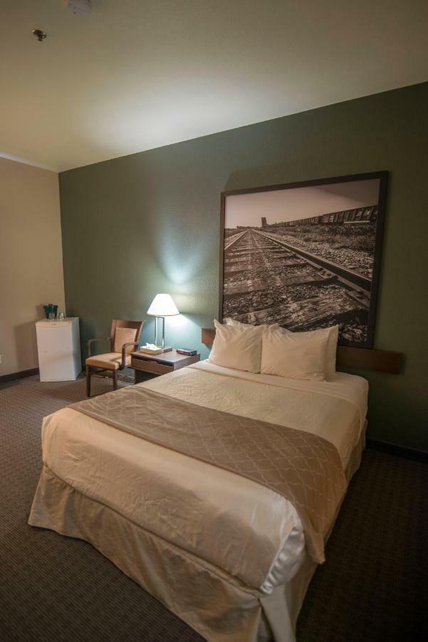 Super 8 By Wyndham Dauphin Hotel Eksteriør billede